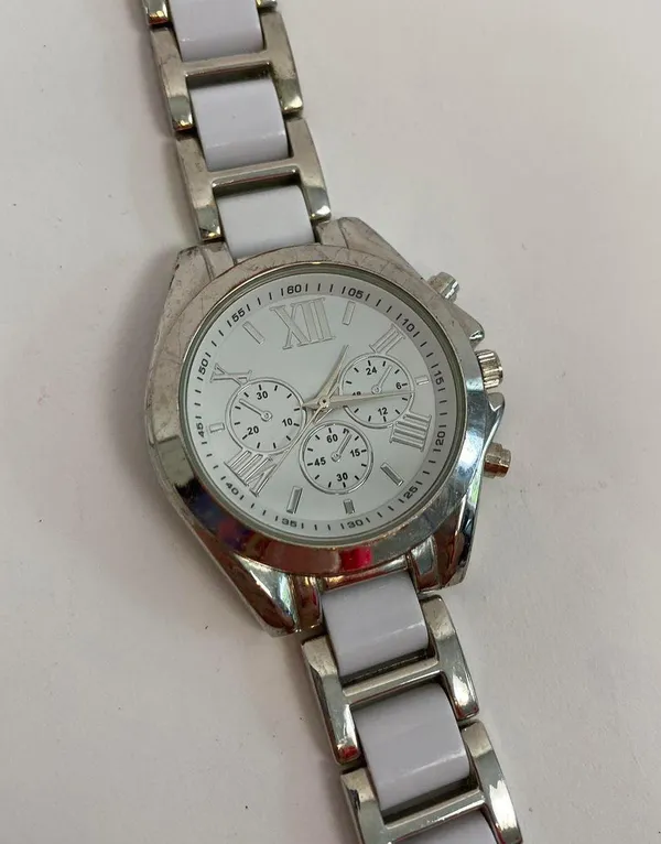 White And Silver Modern Fashion Watch - Image 4