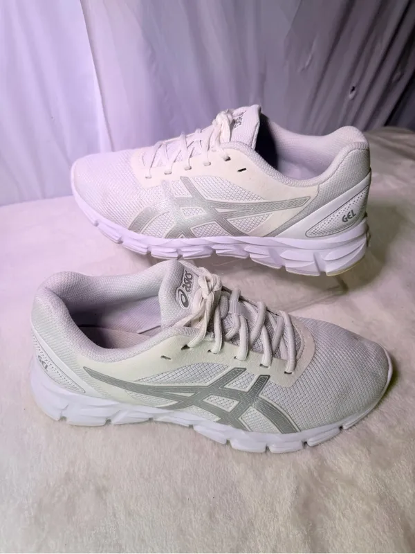 ASICS White Athletic Running Shoe with Gray Logo - Image 3
