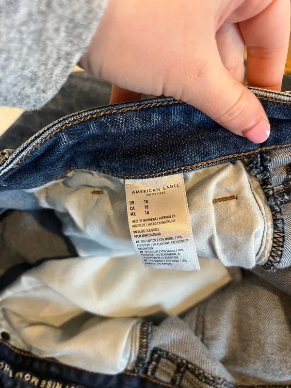 American Eagle Highest Rise Mom Short - Image 4