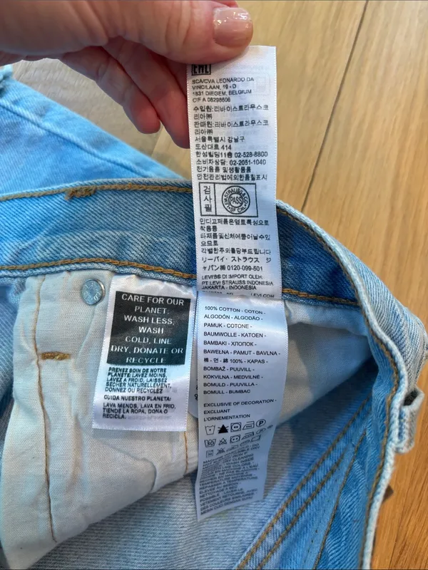 Levi’s Denim 501 Shorts Light Wash Raw Hem Size 32 - Image 5
