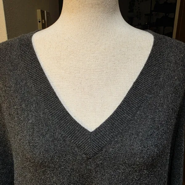 Neiman Marcus Exclusive Heather Grey Cashmere Knit V Neck Sweater - Image 6