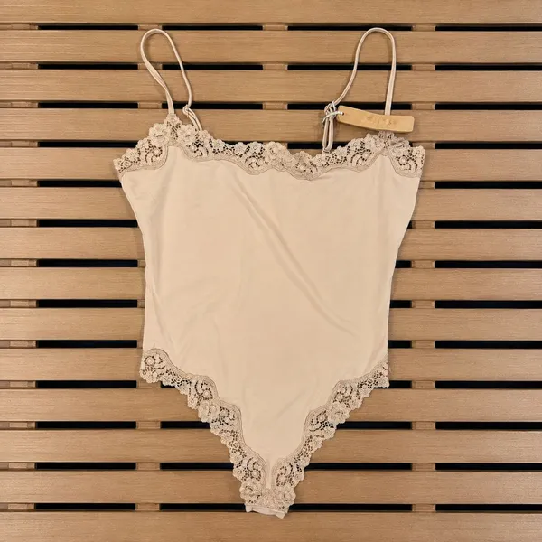 NWT SKIMS Fits Everybody Lace Cami Bodysuit Thong Snap Women's Size M - Clay Tan - Image 2
