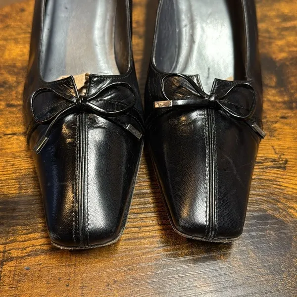 Stuart Weitzman Pointed Toe Low Heel Pumps Black Leather with Bow Accent size 8‎ - Image 2