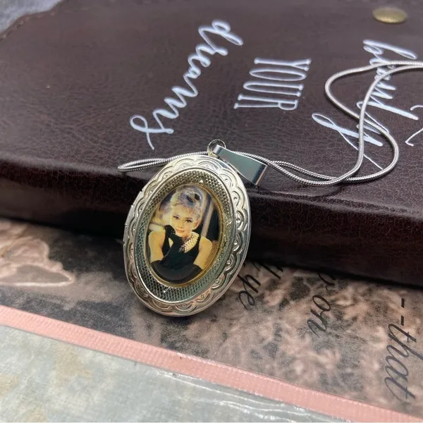 Audrey Hepburn Photo Locket Necklace Vintage Silver Oval Pendant 18” Chain - Image 8