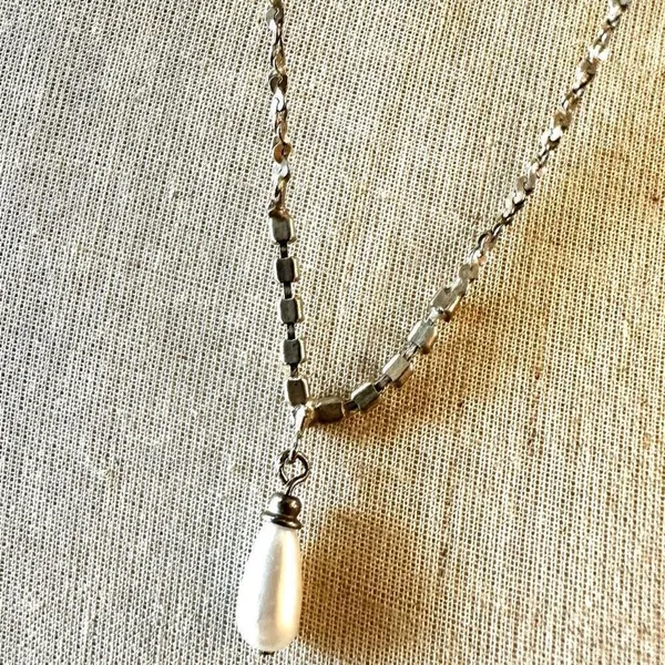 Vintage faux pearl rhinestone V tear drop dangle necklace silver tone - Image 6