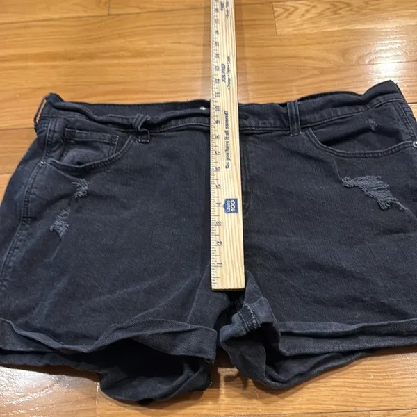 Old Navy women’s boyfriend distressed mid rise short size 16. - Image 5