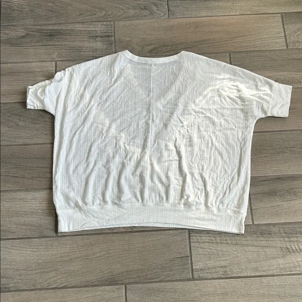 Casual White V-Neck Tee for Women - Image 4