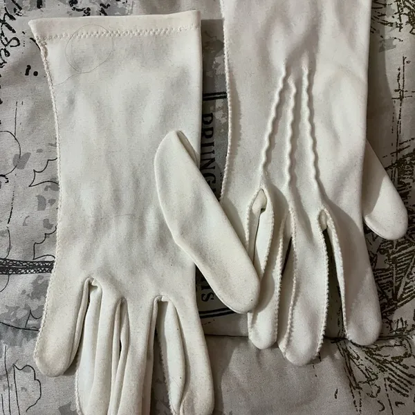Vintage Gingerbread Elegant White Gloves - Image 4