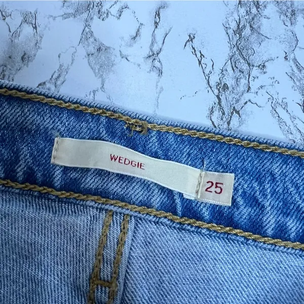 Levi's Premium wedgie for ankle light‎ wash jeans Sz 25 - Image 5