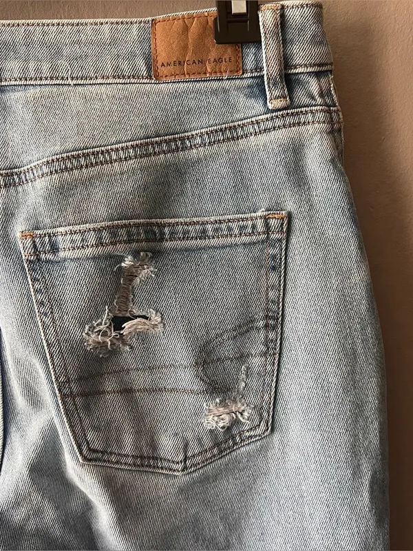 American Eagle Distressed Mom Jeans Size 6 - Image 6