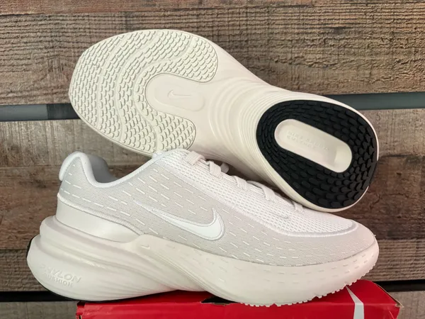 Women’s Nike uplift all white-ish creamish - Image 4