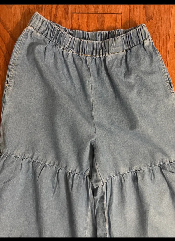 SHEIN high rise/ wide leg Flare light wash tiered denim jeans- Size 27***Med. high rise/ wide leg Flare light-wash tiered denim pants featuring a comfortable elastic waistband and a voluminous, multi-tiered design jeans- Size 27***Med - refer to measurements. gently warn& are in excellent condition. measurements approximately 11” waste x 39.5” long x 11” rise. Non smoking home. priced to sell at as is condition. Don’t like my price, make reasonable offer! And thank you for checking my closet. - Image 2