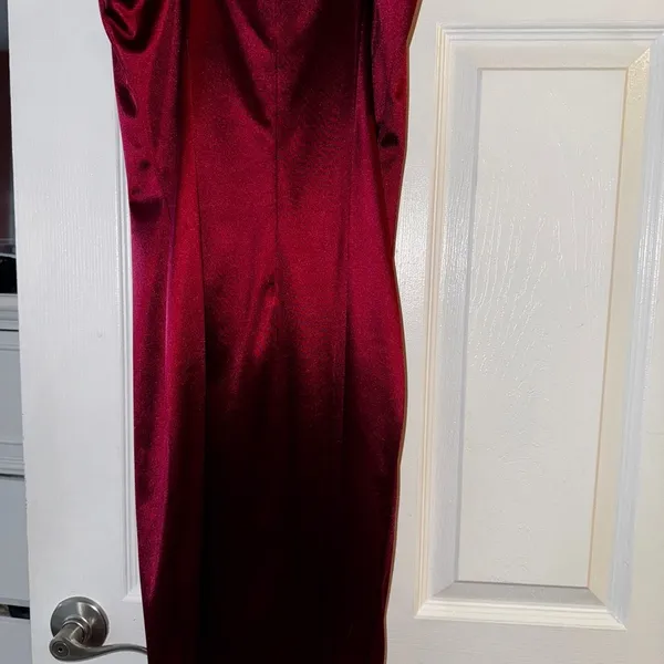 Elegant burgundy midi dress - Image 4