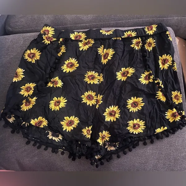 SHEIN Black Sunflowers Pull on Shorts with Tassels - Image 2