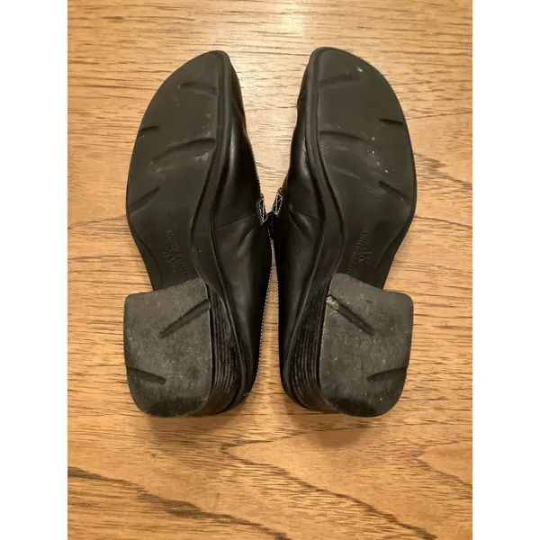 AK Anne Klein Black Leather Slip-On Mule Heels Closed Toe Button 7.5M - Image 7