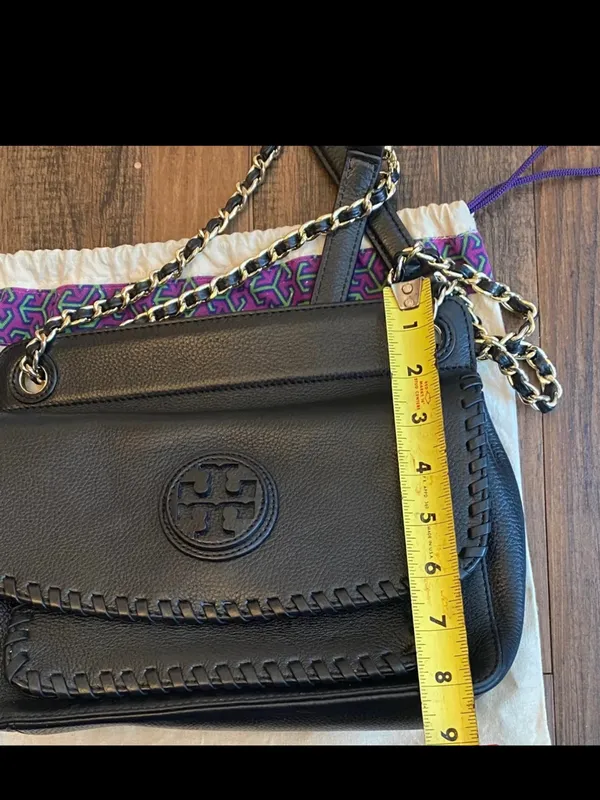 Tory Burch Marion Black Leather Shoulder Bag with Gold Chain - Image 4