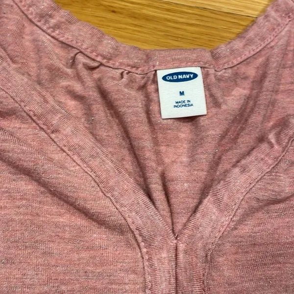 OLD navy mauve color size medium tshirt with sparkles good condition - Image 3
