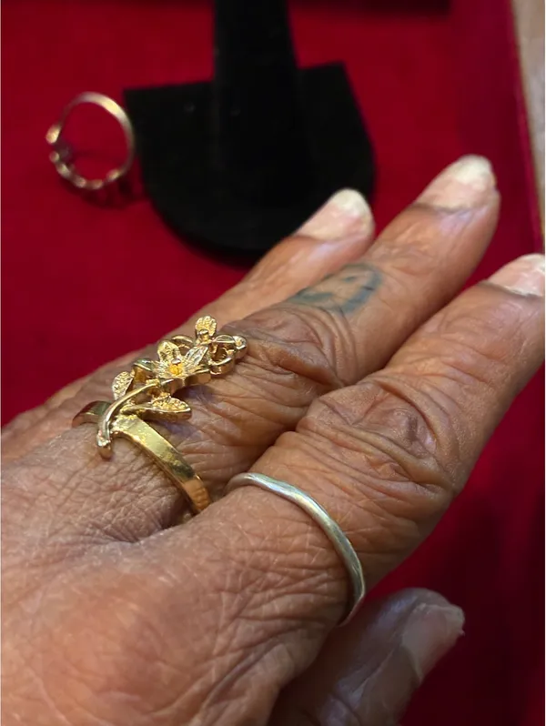 Vintage Gold-Tone Floral Stem Ring – Size 7.5 - Image 5