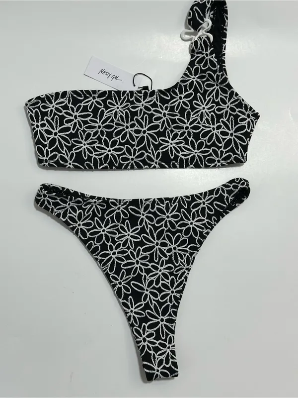 Nasty Gal Black and White One-Shoulder Floral Bikini - Image 4