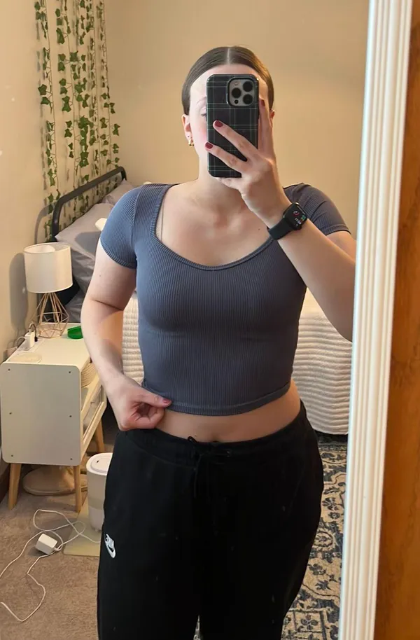 Hollister Ribbed Seamless Scoop Neck Baby Tee - Image 4