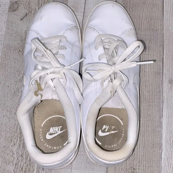 Nike Dad shoes white size 7 - Image 3