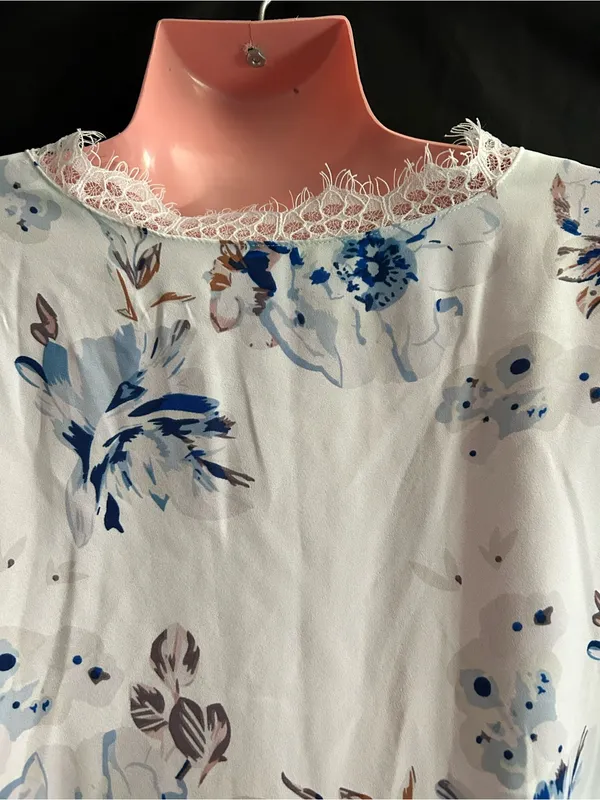 SHEIN Floral Lace-Trim V-Neck Blouse in White & Blue LG - Image 8