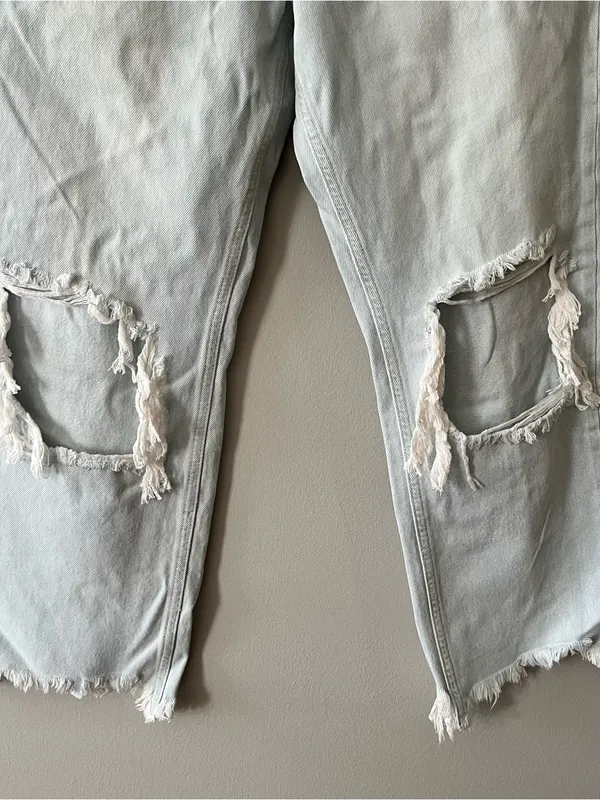 We The Free Women’s Light Wash Distressed Relaxed Jeans Size 30 - Image 3