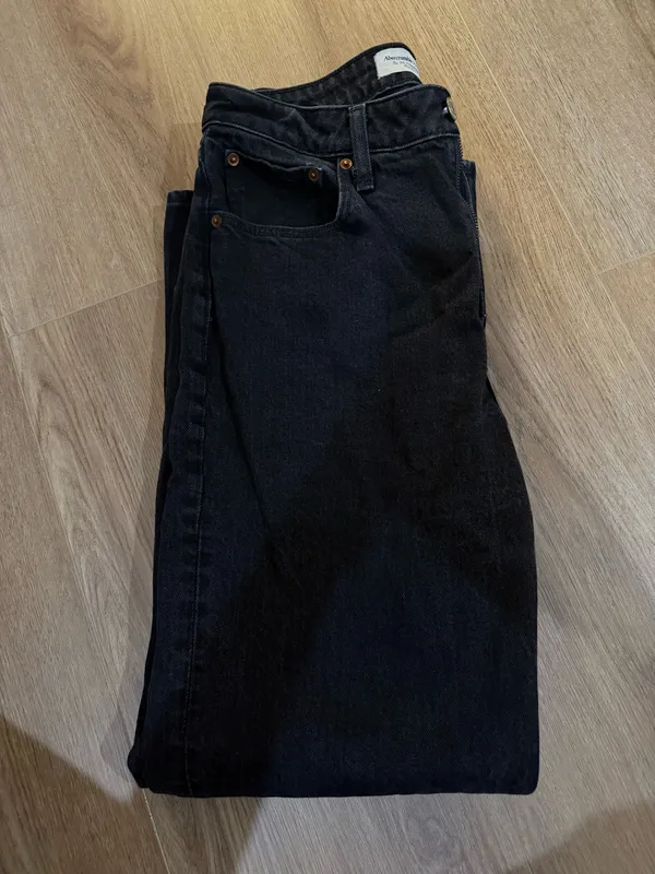 Abercrombie Relaxed 90s High-Rise Jeans - Image 2