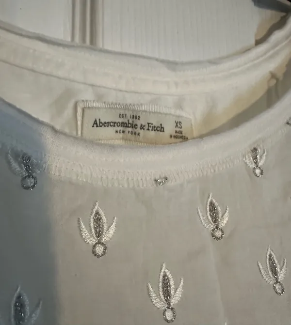 Abercrombie & Fitch Cream Embroidered 3/4 shirt is a size XS. - Image 2