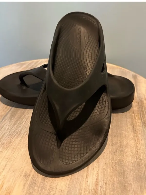 OOFOS original black sandal Unisex Men’s 5 Women’s 7 - Image 2