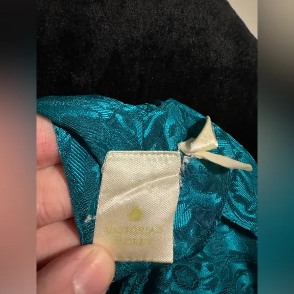 EUC Victoria’s Secret Vintage Blue Scalloped Satin Slip size medium - Image 4