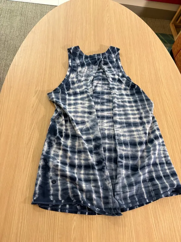 Lululemon Tank Top Estimated Size 6 Blue and White Tie Dye Print Open Back Crew - Image 2
