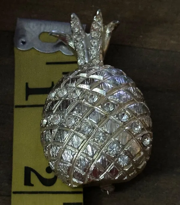 Vintage gold tone rhinestone pineapple brooch - Image 5