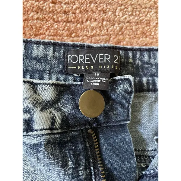 Forever 21 Plus Size 16 Denim Shorts Gray Acid Wash Beaded Aztec Sides Raw Hem - Image 2