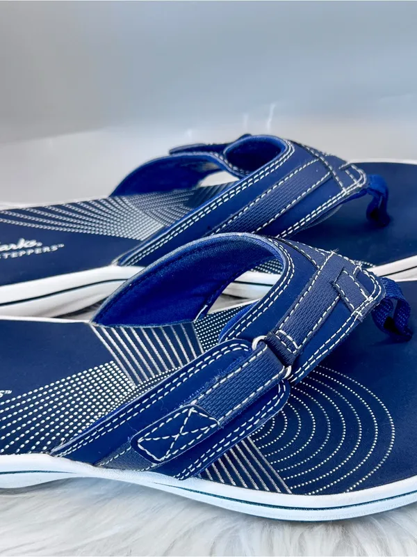 Clarks Navy Adjustable thong sandals flat cloudsteppers comfortable size 10 - Image 4