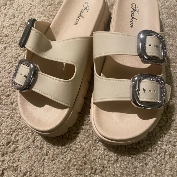 New Without Tag Beige Rubber Ssndals Size 6.5 - Image 3