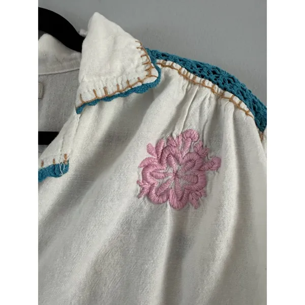 Urban Outfitters UO Rowan Souvenir Floral Embroidered Button Down Blouse Small - Image 4