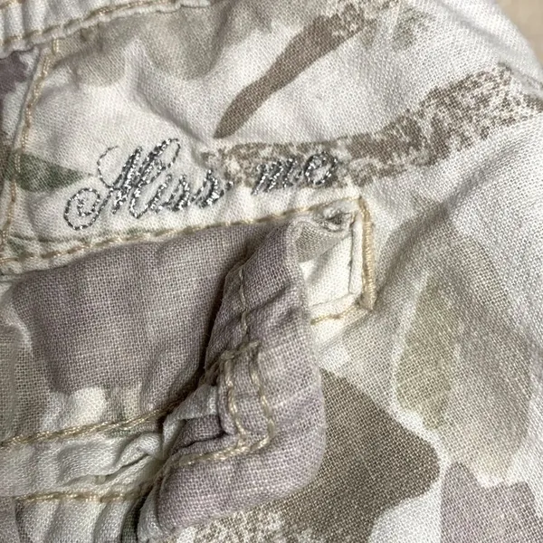 Miss Me Vintage Floral Linen Rayon Blend Cargo Shorts Size Small - Image 3