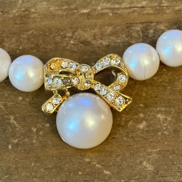 Vintage white pearl rhinestone bow pendant necklace - Image 3