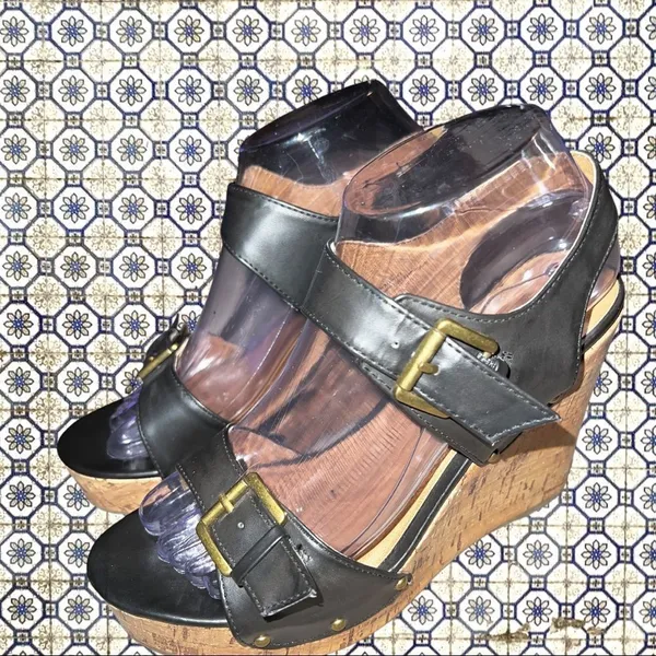 Mossimo supply co black straps and cork wedge heels! - Image 4