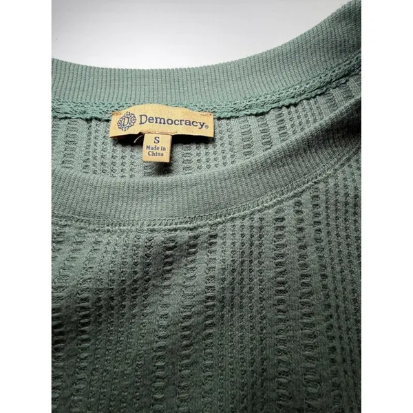 Democracy Sage Green Textured Waffle Knit Top Small - Image 2