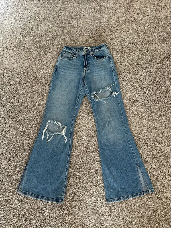Forever 21 Low-Rise Ripped Jeans - Image 3