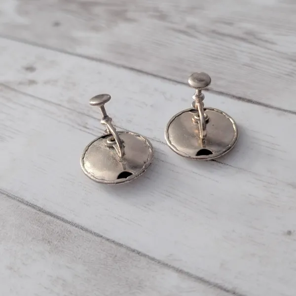 Vintage Screw On Earrings Gold Tone Circle with Mesh Pattern Design - Image 5