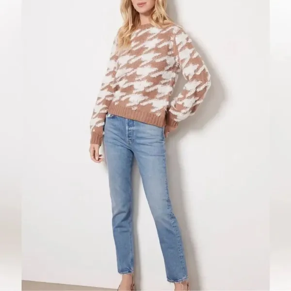 Line & Dot Houndstooth Pullover
Sweater(Size Medium) - Image 3