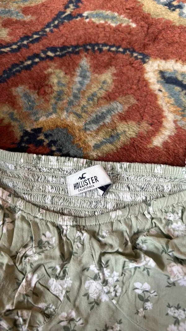 Hollister Cropped Floral Blouse - Image 2