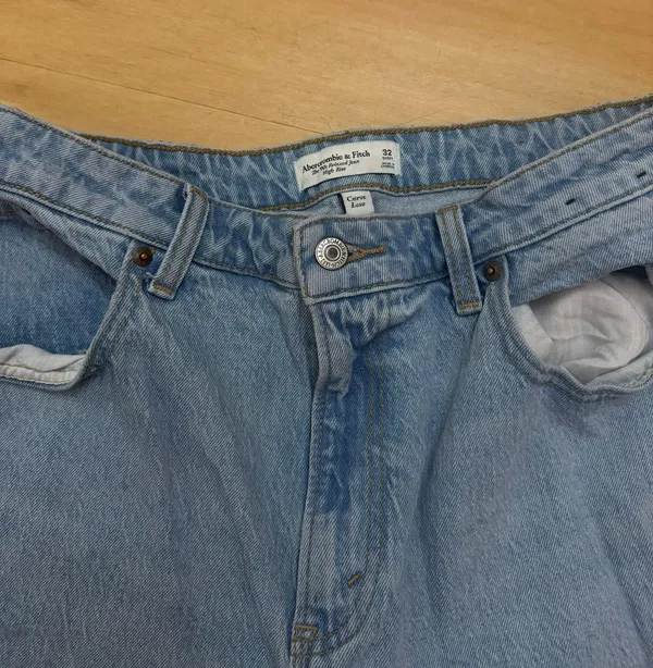 Abercrombie Curve Love High Rise 90s Relaxed Jean 32 Short - Image 3