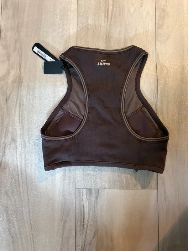 Skims x Nike ribbed seamless racer front bra Color phoenix/truffle - Image 4