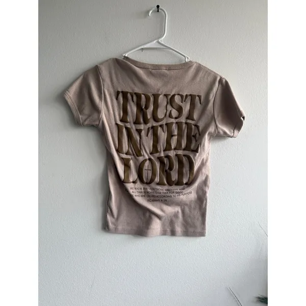 Revival‎ Club Women Tan Trust In The Lord Romans 8:28 Puff Print Baby Tee Small - Image 2