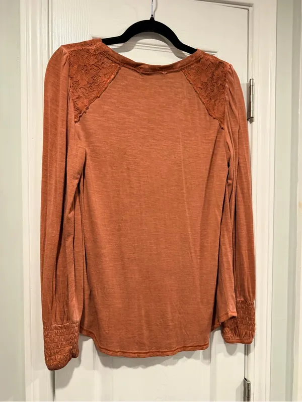NWT Knox Rose Size M Rust Lace Shoulder Smocked Cuff Long Sleeve Boho Top - Image 7