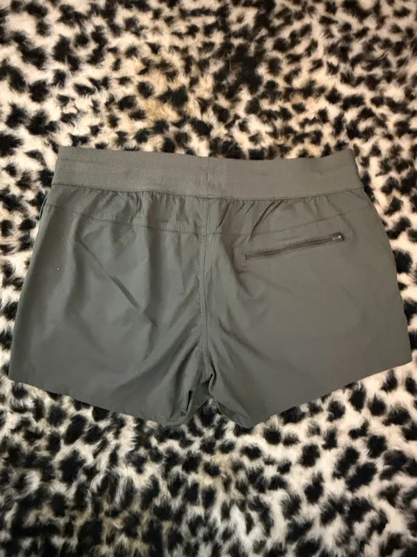 The North Face olive green shorts XL - Image 4